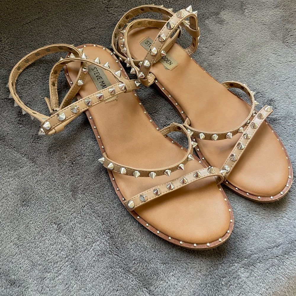 Steve Madden size 9.5 studded flats.